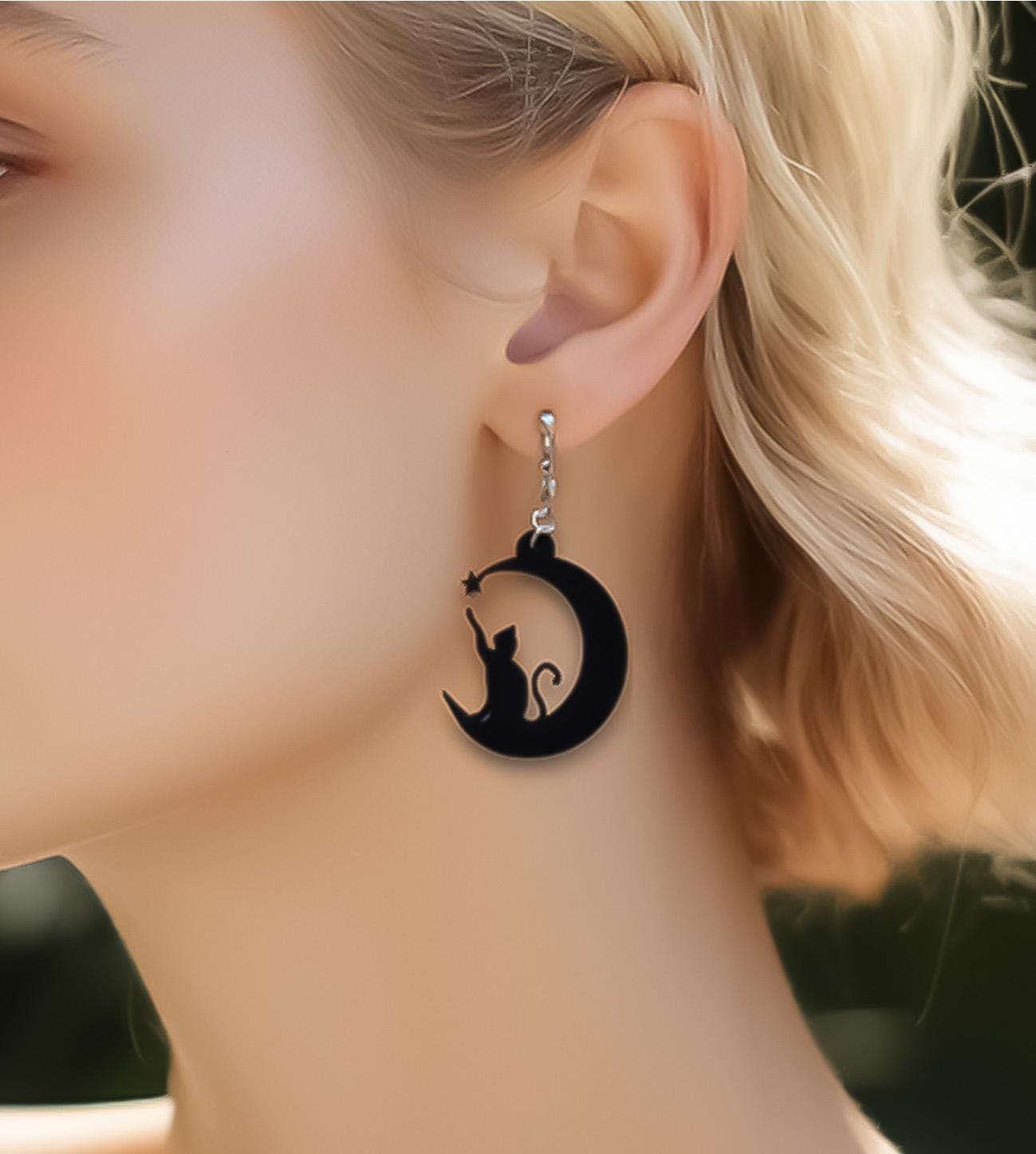 Boucles d’Oreilles Chat & Lune – Silhouette Féline Découpée au Laser