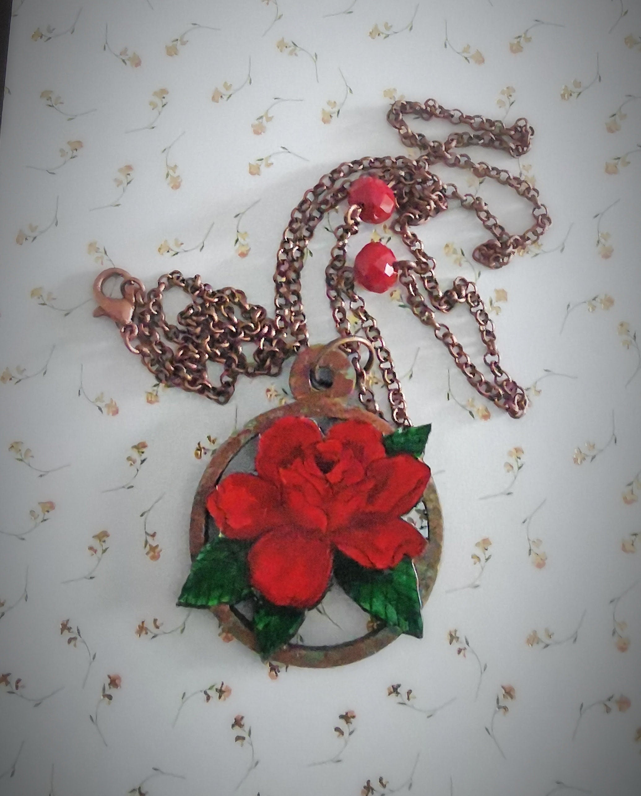 Pendentif rose rouge style Old School Tattoo, vintage et usé