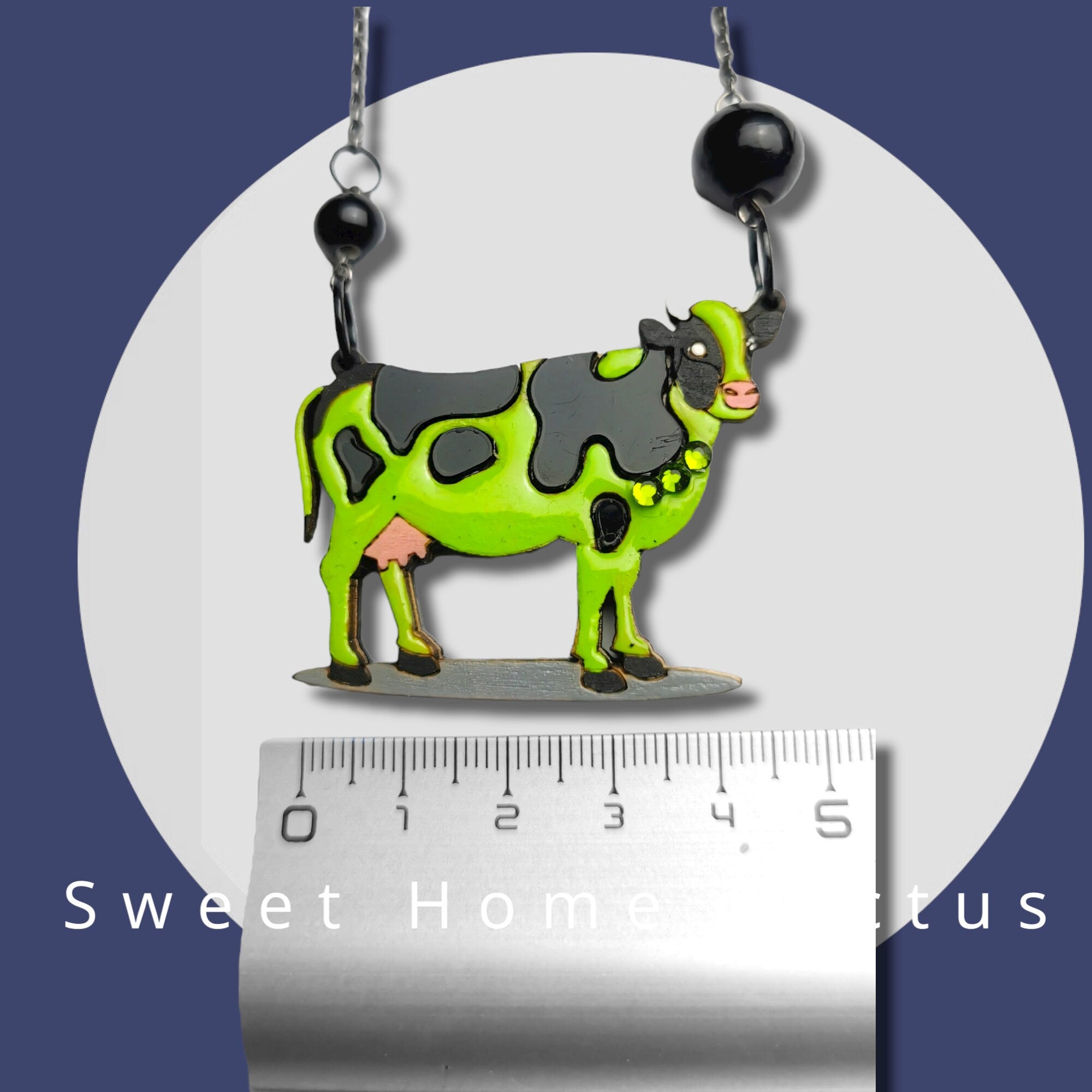 Pendentif Vache Verte, découpe de bois au laser, peinture et srass