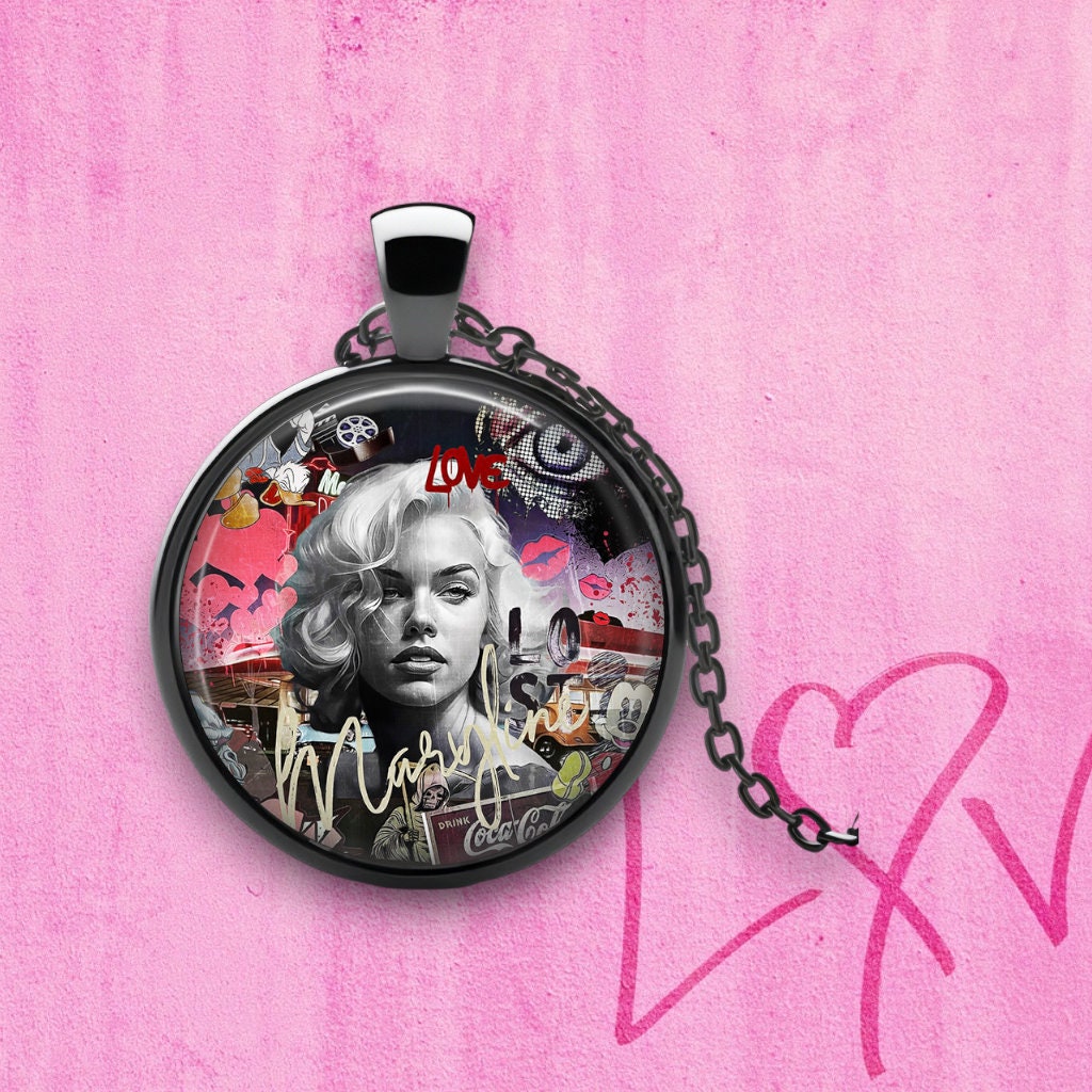 Glamour Urbain: Pendentif Marilyn en Nuances de Rose