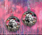 Icône Urbaine en Rose: Boucles d'Oreilles Marilyn Graffiti