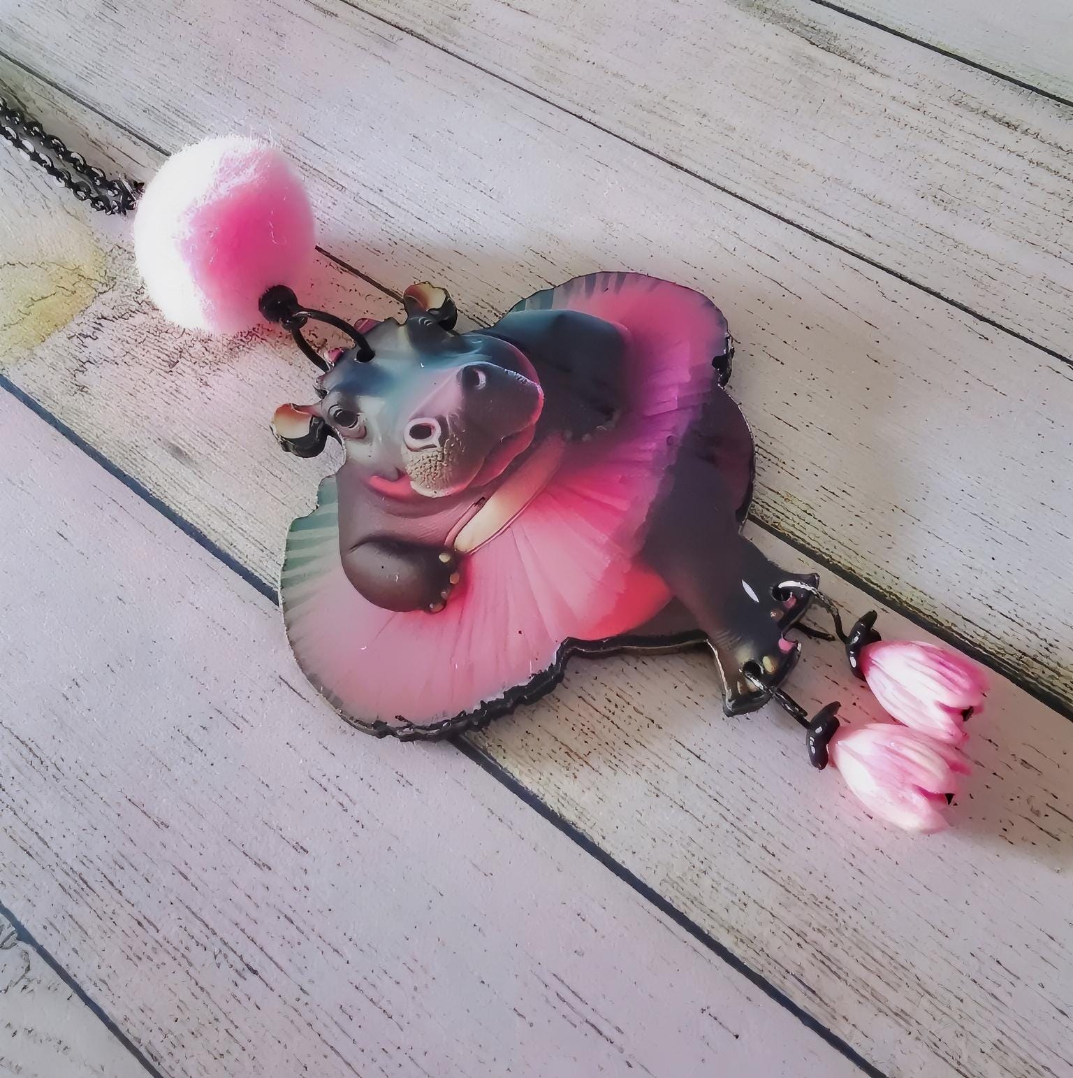 Pendentif Fantaisie Hippopotame en Tutu – Bijou Humour & Tendresse en Bois Découpé au Laser, Perles Roses et Pompon