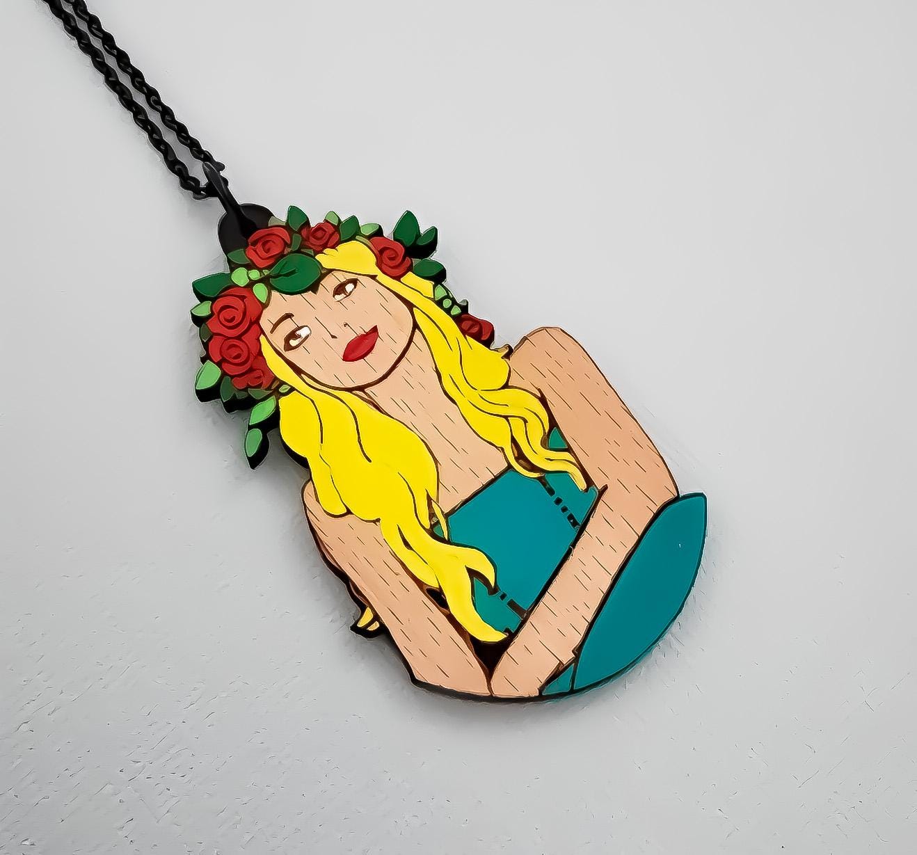 Pendentif en bois peint à la main - Femme à la couronne de roses - Art wearable