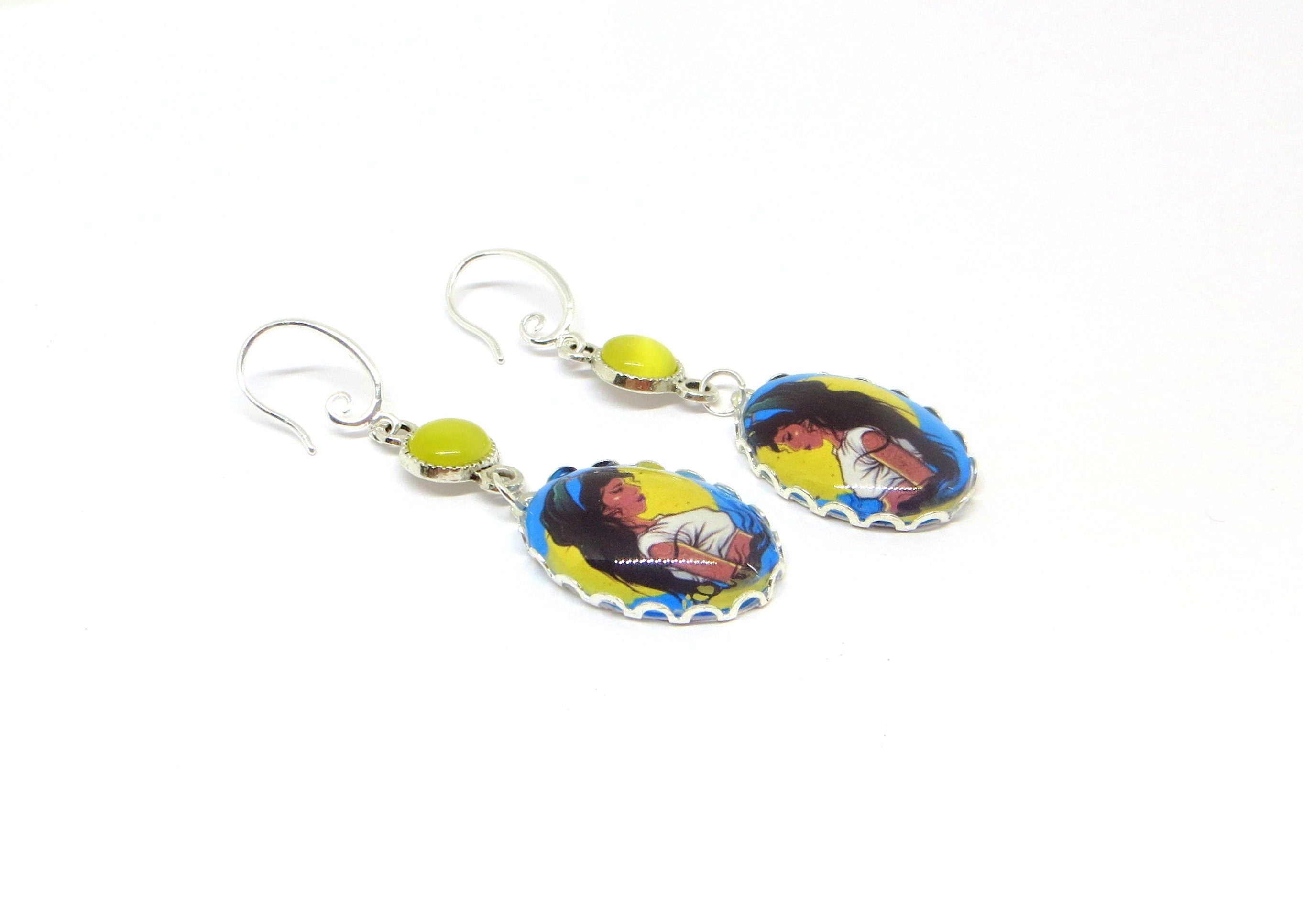 Boucles d'oreilles Amy Winehouse façon western, comic's, cabochon métal et dôme de verre