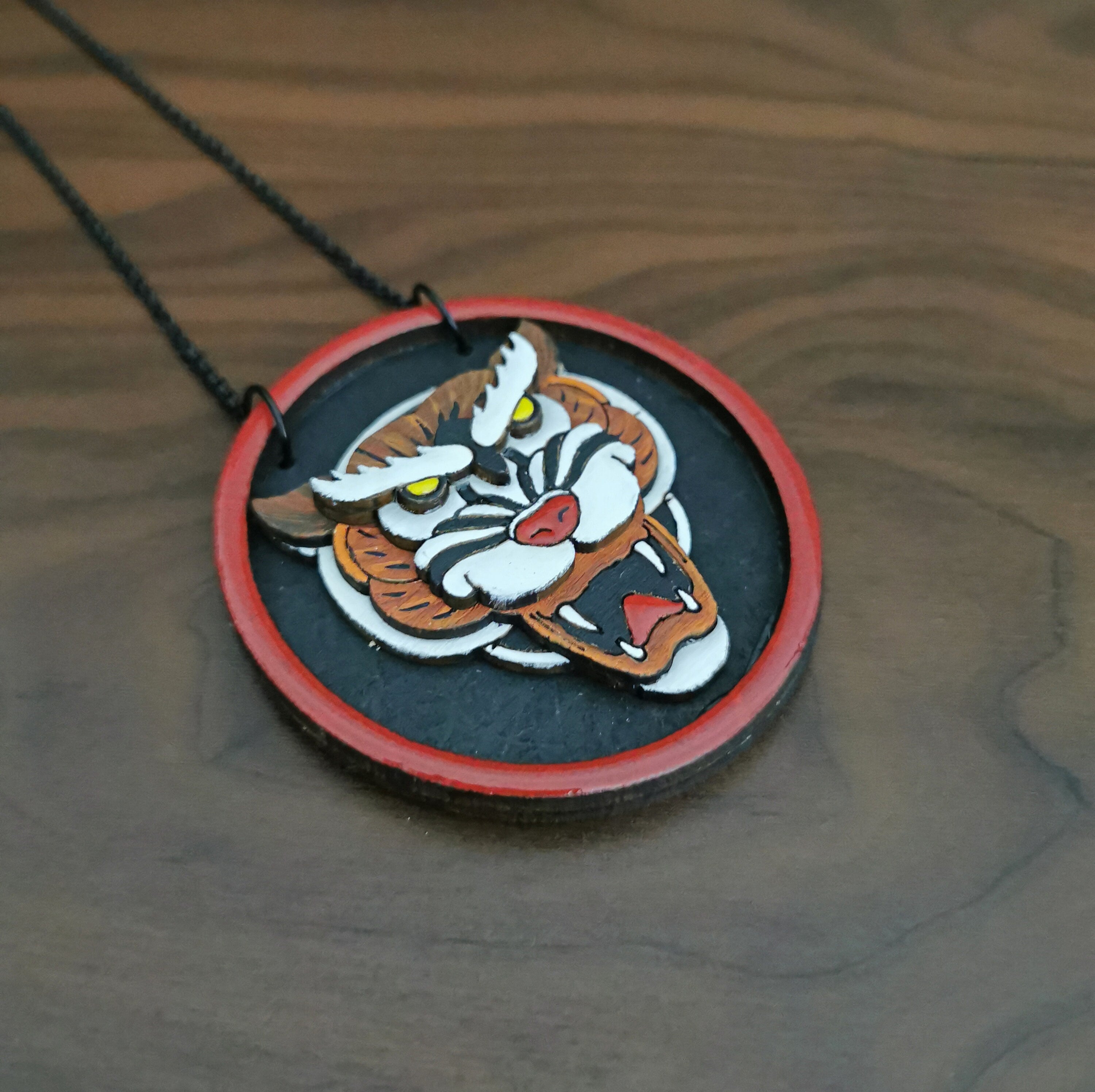 Pendentif Tigre Tattoo, Bois, en 3D et découpe laser, peinture, résine, tatouage old school, vintage
