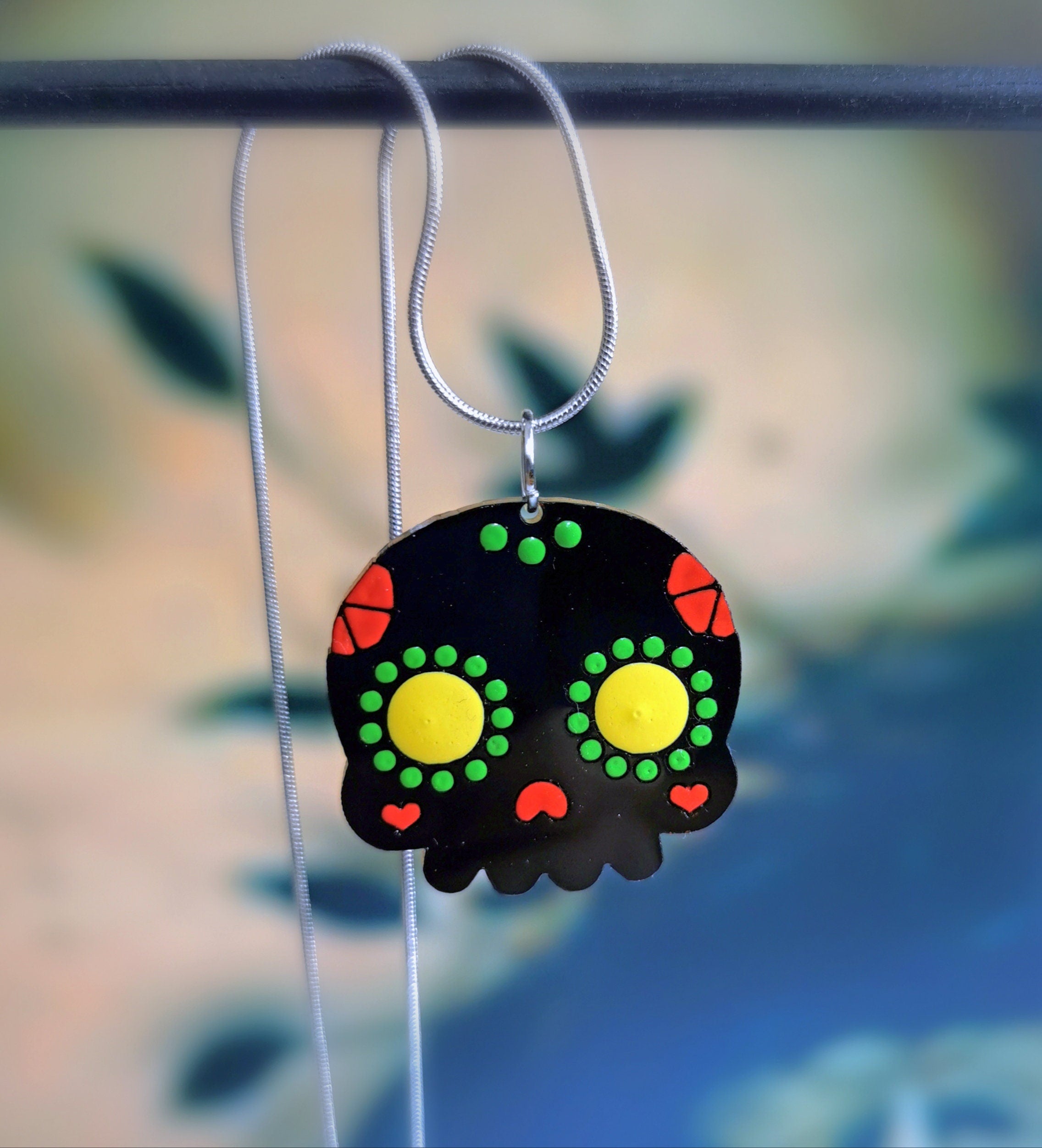 Pendentif Sugar Skull plexi miroir bleu ou plexi noir, émail, dia de los muertos, mexico