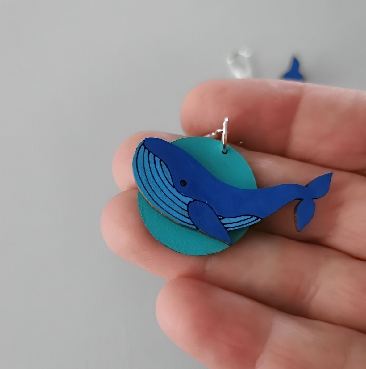Boucles d'oreilles Baleine, découpe et gravure laser de bois de cersier, peinture main