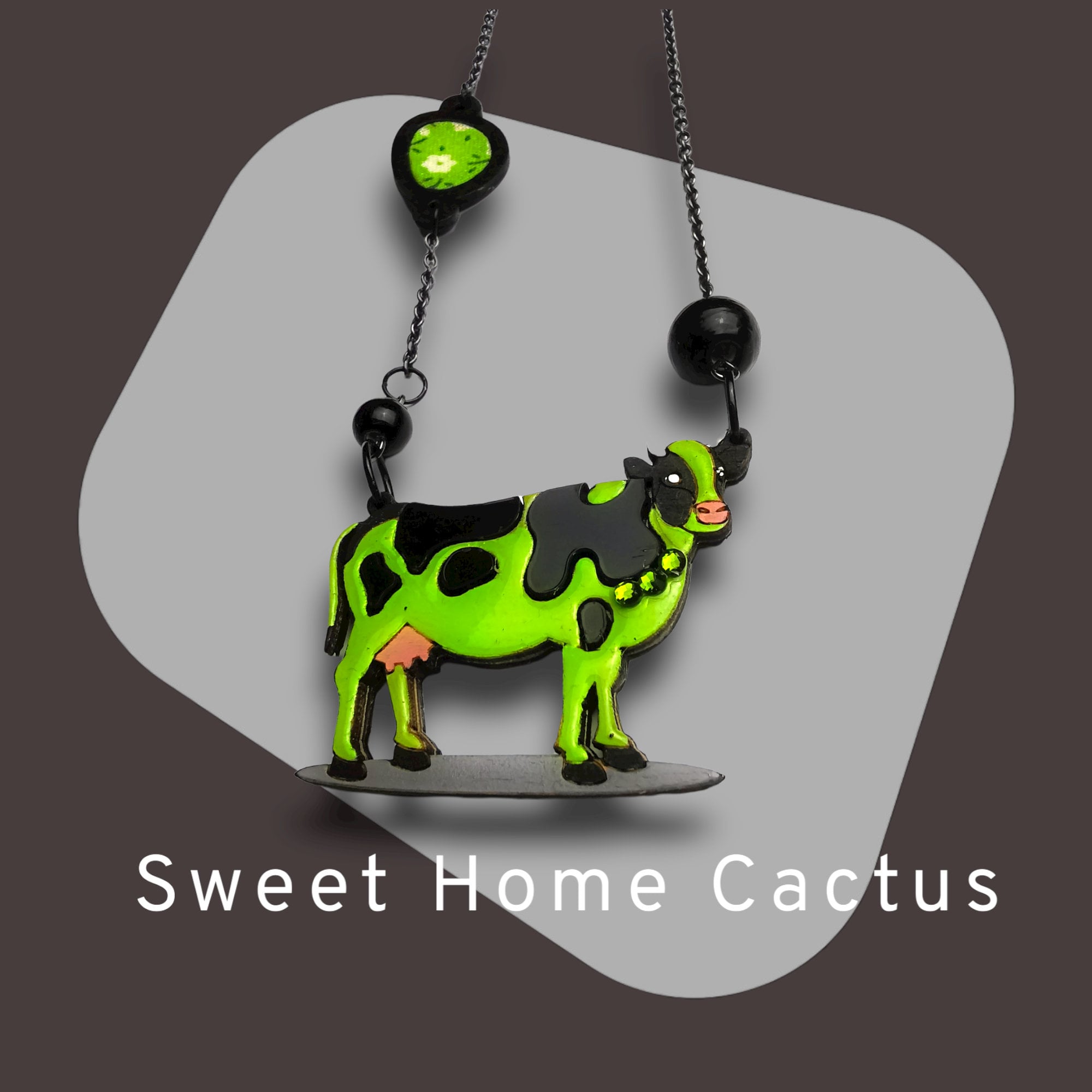 Pendentif Vache Verte, découpe de bois au laser, peinture et srass