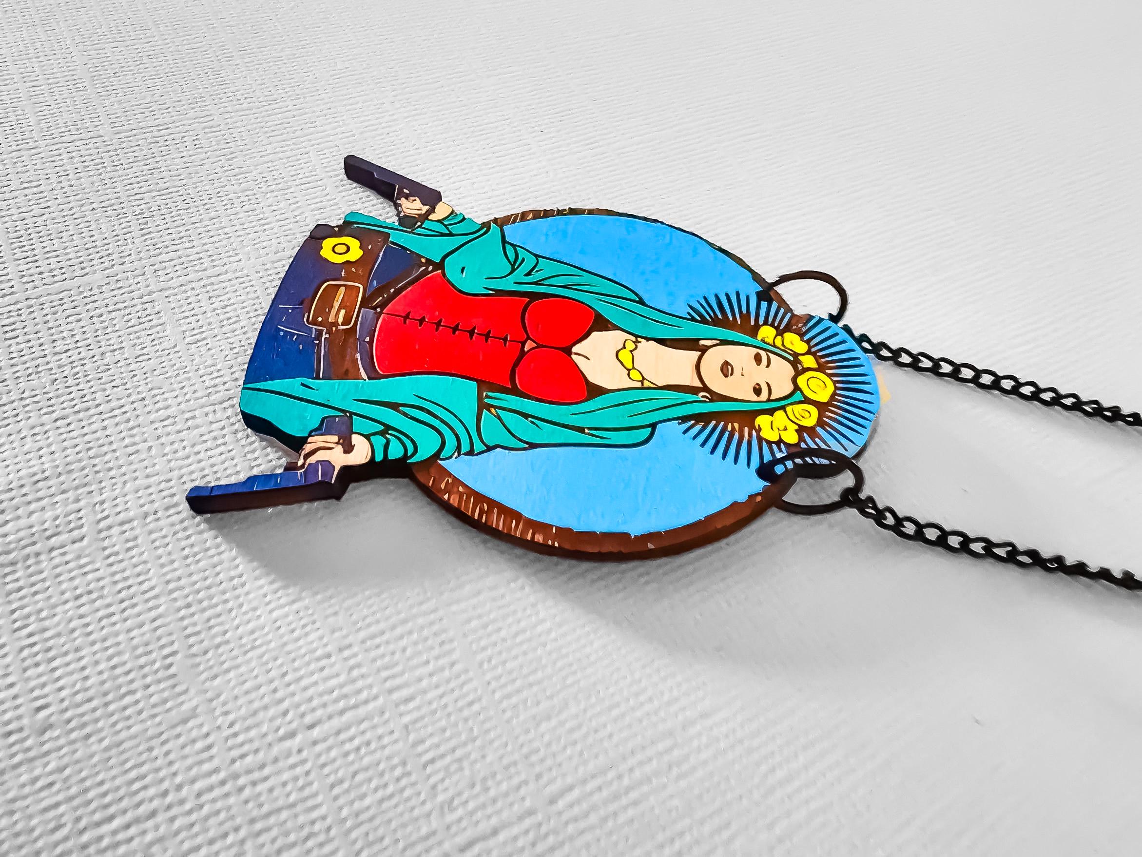 Pendentif Chicana, Madone armée, femme mexicaine