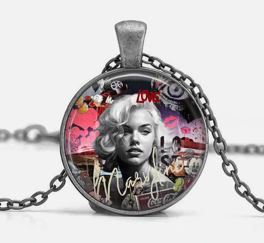 Glamour Urbain: Pendentif Marilyn en Nuances de Rose