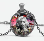 Glamour Urbain: Pendentif Marilyn en Nuances de Rose