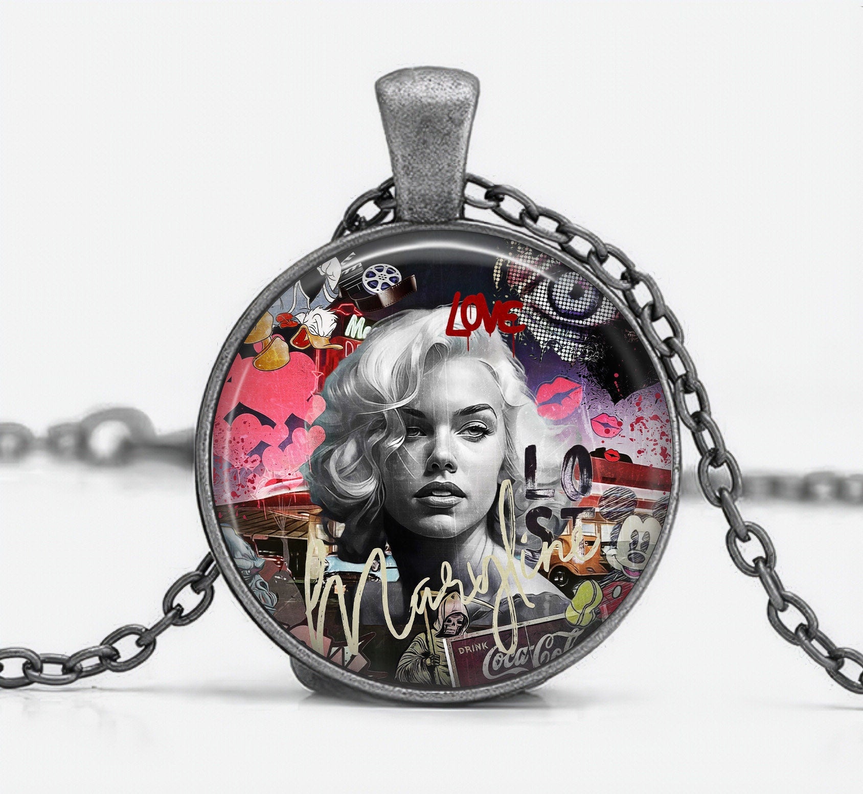 Glamour Urbain: Pendentif Marilyn en Nuances de Rose
