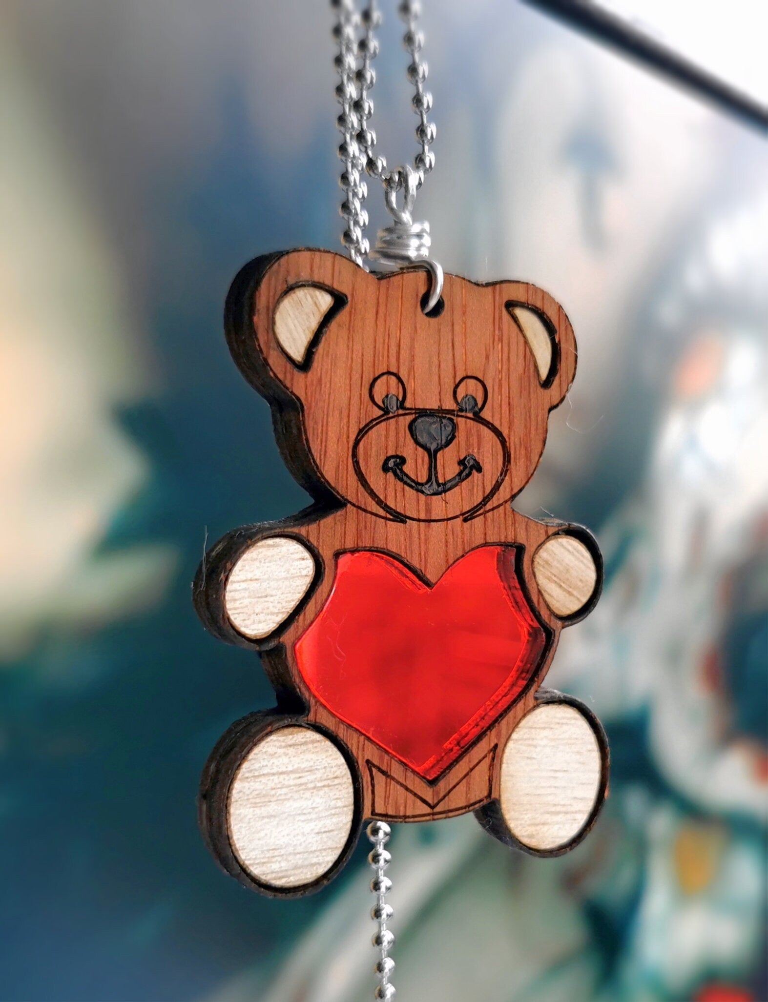 Pendentif Ourson style Vintage qui tient son coeur sur sa poitrine, découpe laser de bois et plexiglass miroir rouge