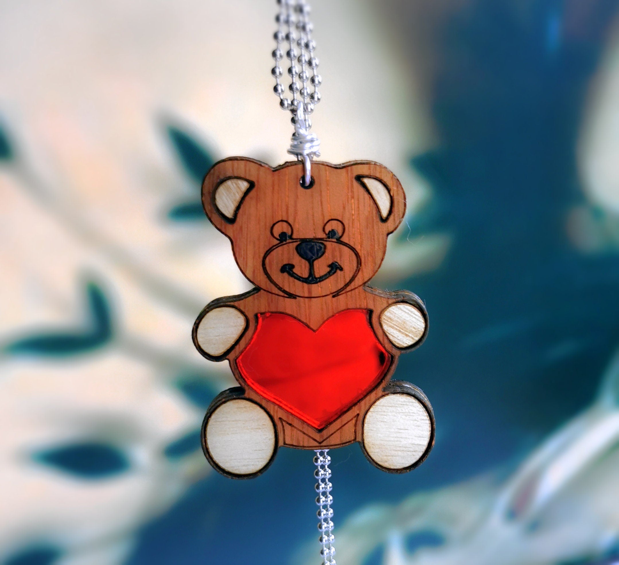 Pendentif Ourson style Vintage qui tient son coeur sur sa poitrine, découpe laser de bois et plexiglass miroir rouge