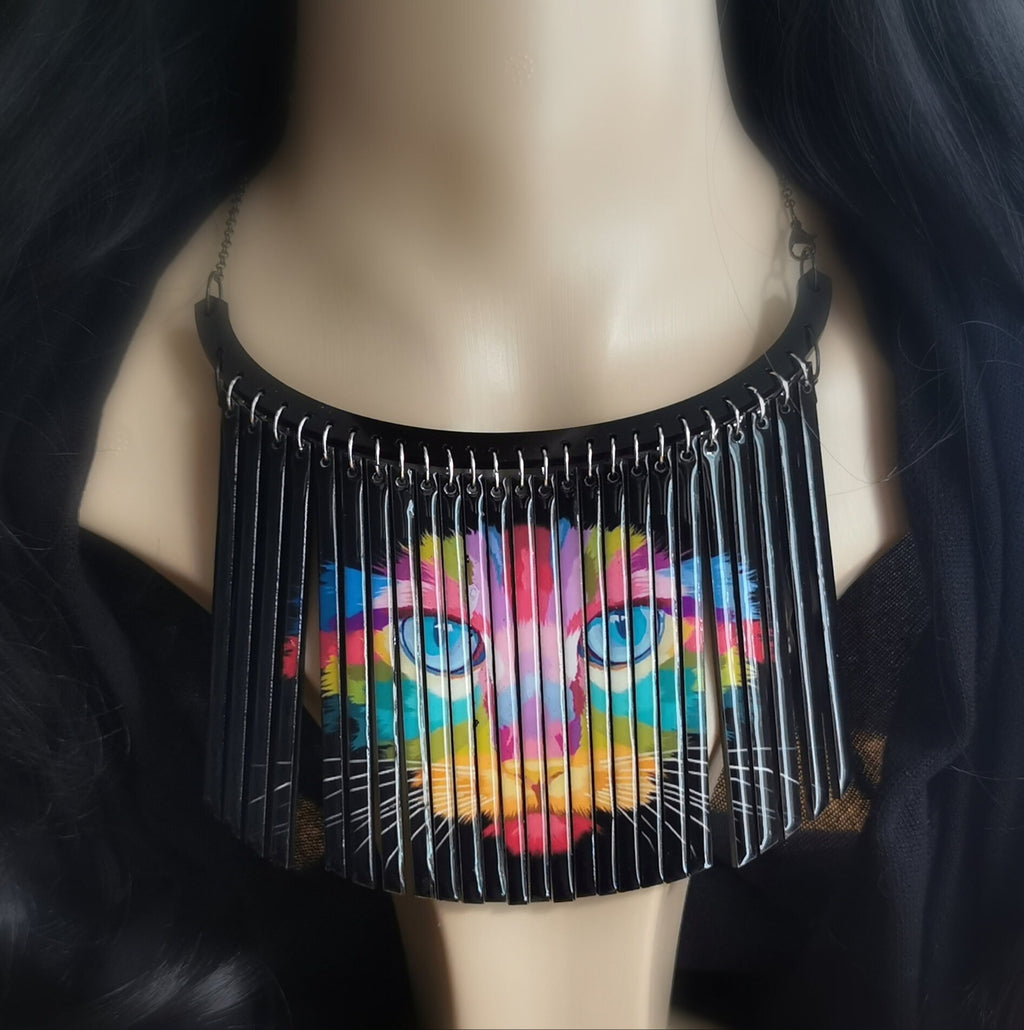 Collier Plastron Chat tout en couleurs, découpe laser de plexiglass et résine, tableau laqué