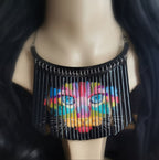 Collier Plastron Chat tout en couleurs, découpe laser de plexiglass et résine, tableau laqué