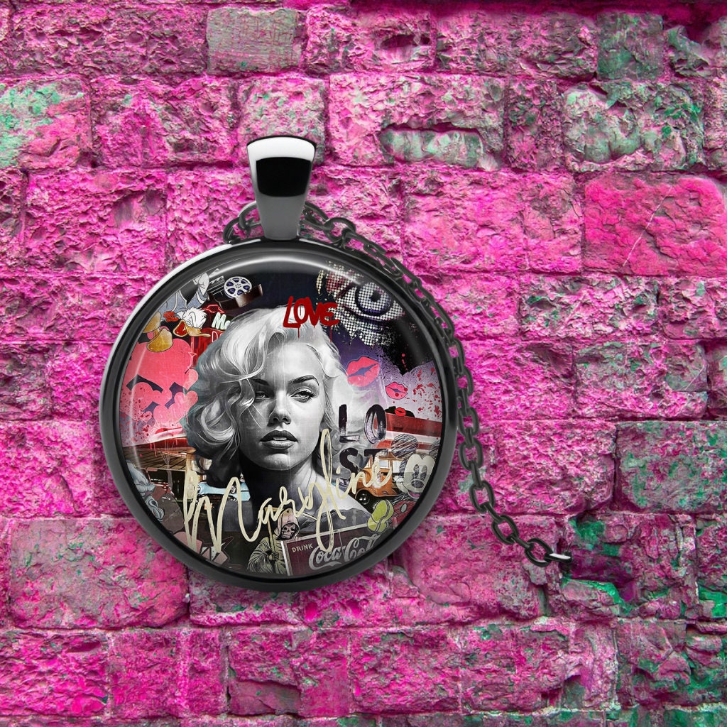 Glamour Urbain: Pendentif Marilyn en Nuances de Rose