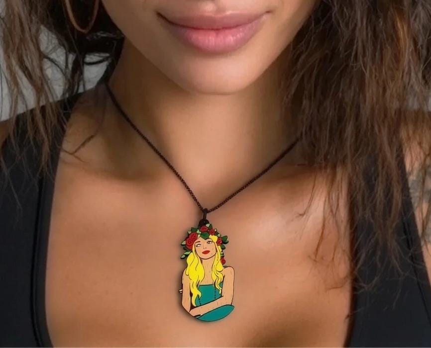 Pendentif en bois peint à la main - Femme à la couronne de roses - Art wearable