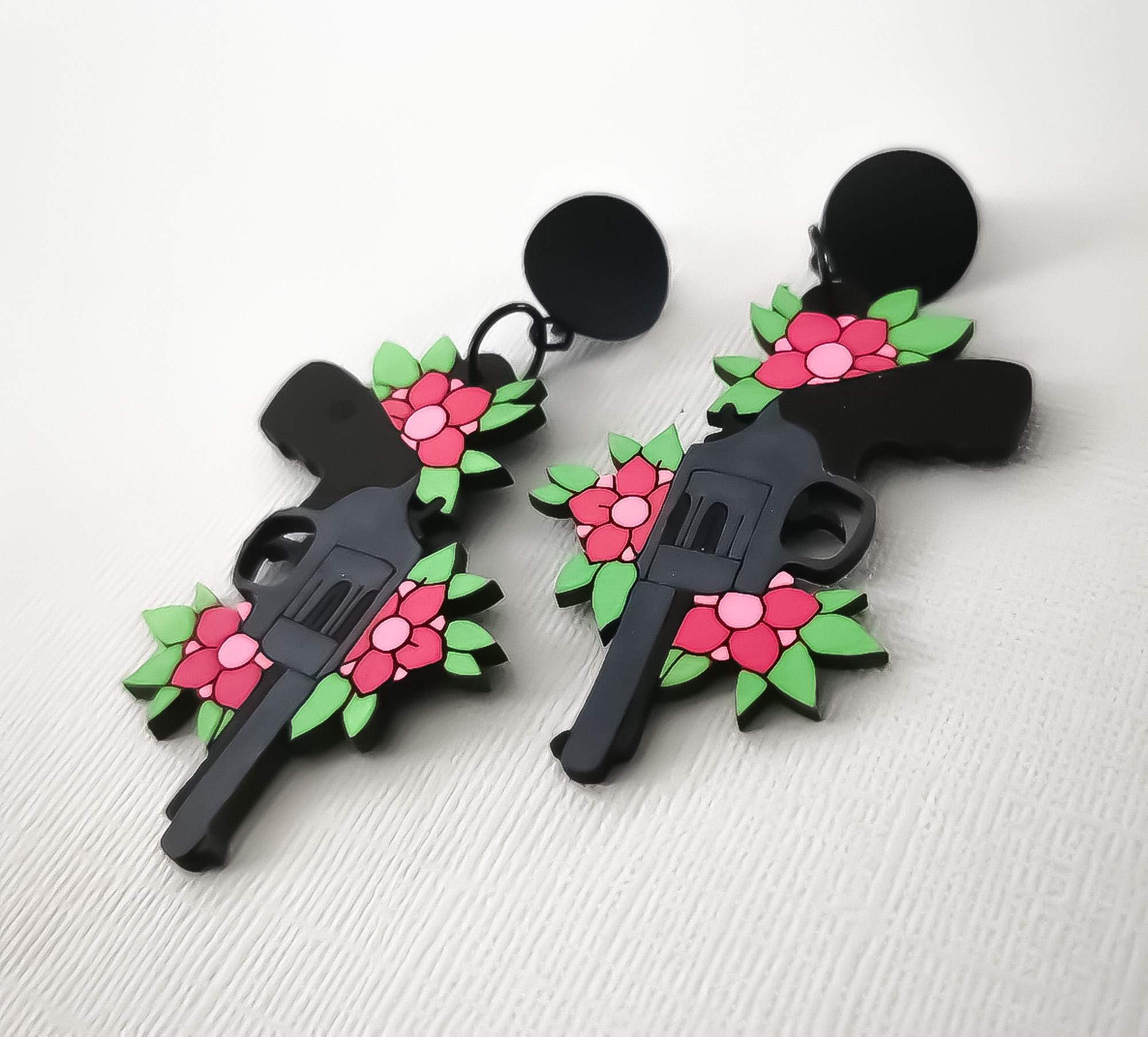 Boucles d'oreilles Pistolet et Fleurs, découpe laser sur bois, style tatouage