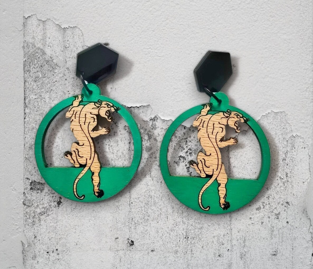 Boucles d'oreilles Léopard style tatouage, sur créole en bois de cerisier et découpé et gravé au laser