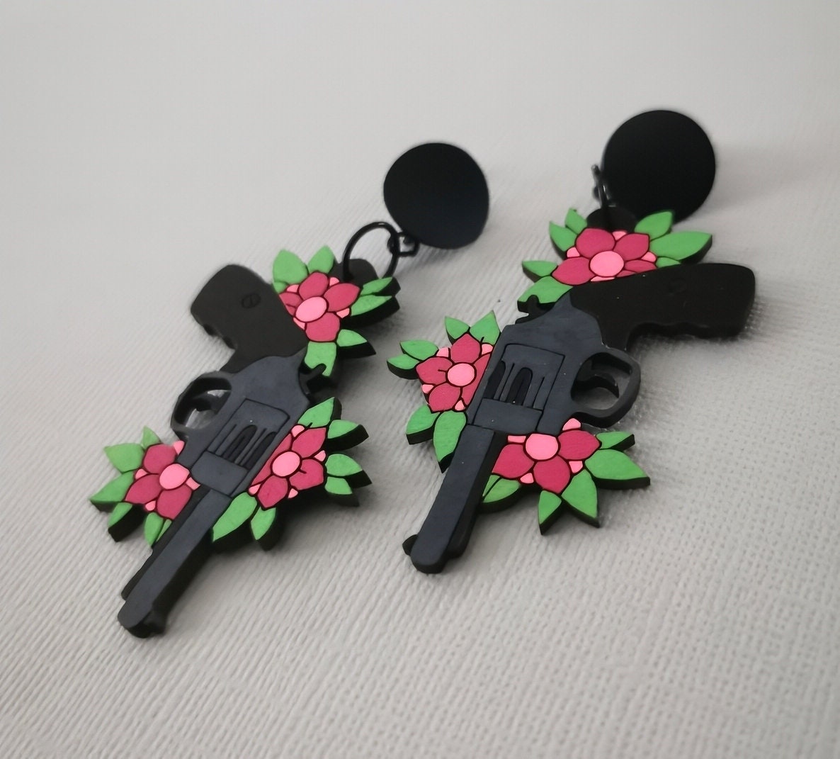 Boucles d'oreilles Pistolet et Fleurs, découpe laser sur bois, style tatouage