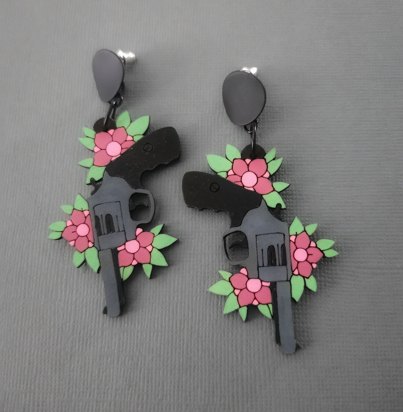 Boucles d'oreilles Pistolet et Fleurs, découpe laser sur bois, style tatouage