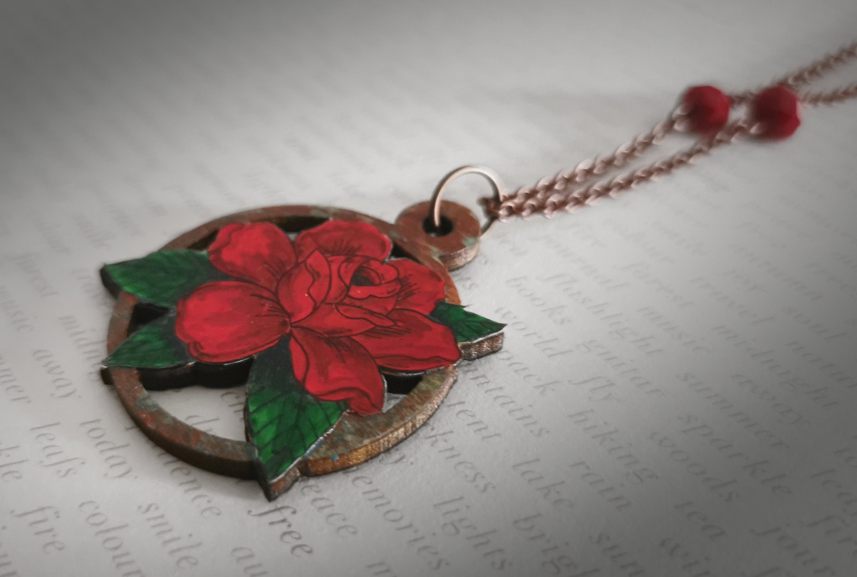 Pendentif rose rouge style Old School Tattoo, vintage et usé