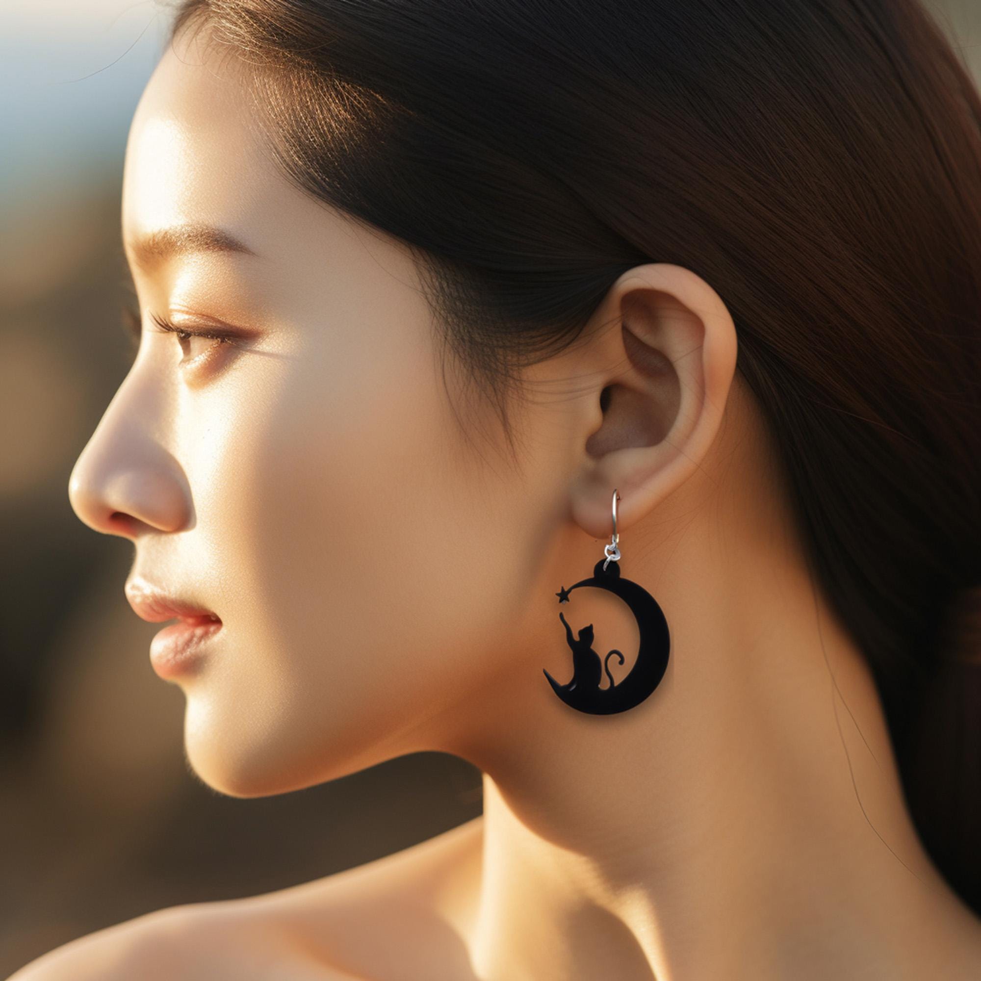 Boucles d’Oreilles Chat & Lune – Silhouette Féline Découpée au Laser