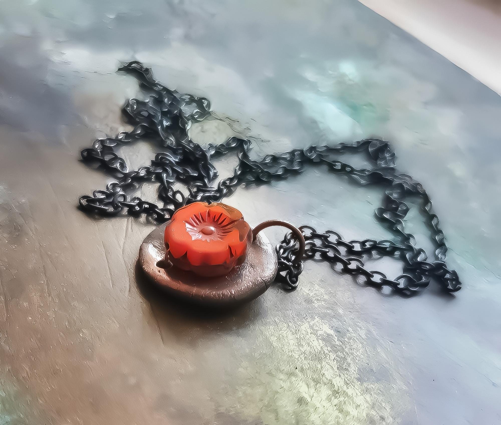 Pendentif vintage fleur orange sur métal ancien