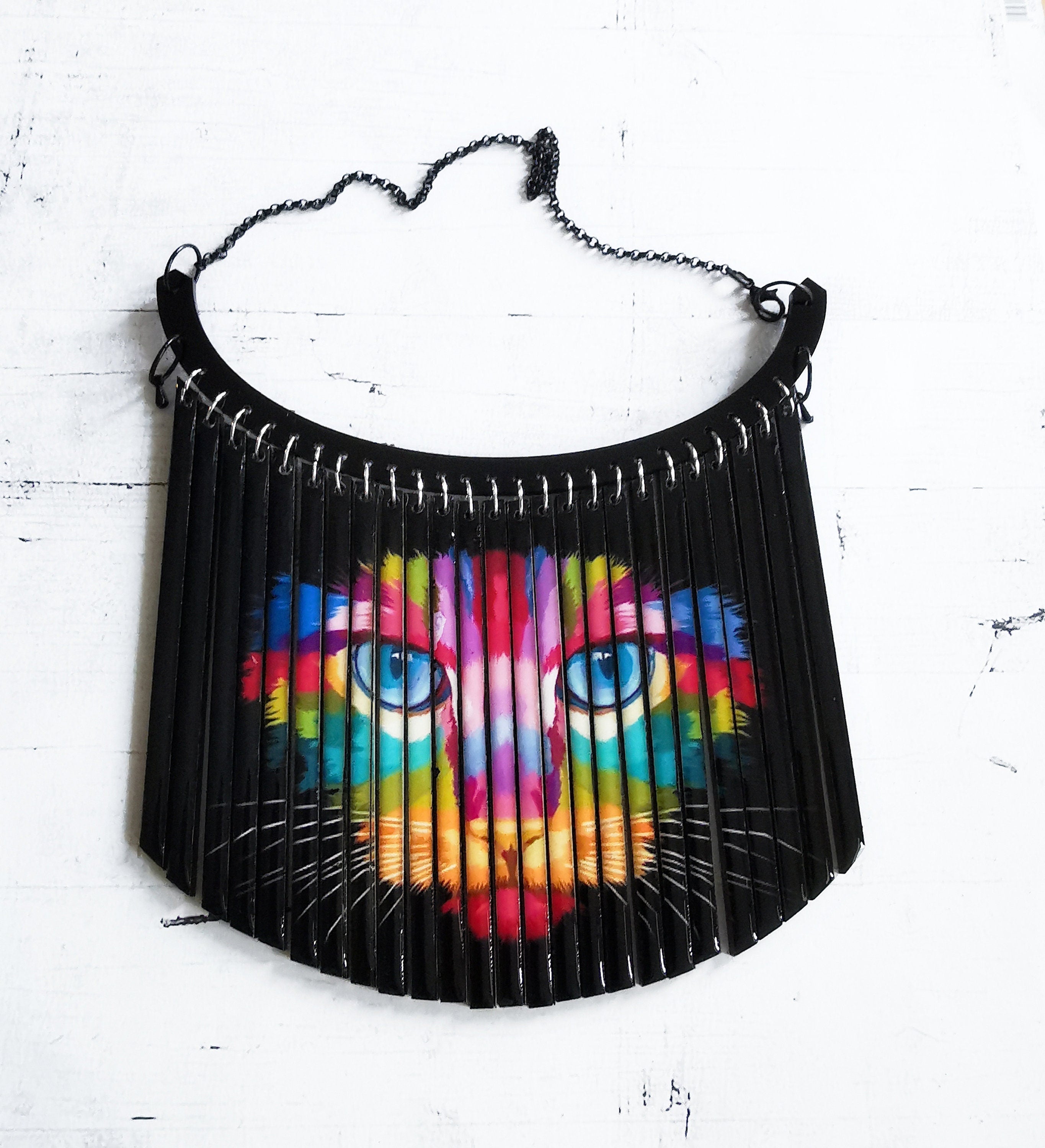 Collier Plastron Chat tout en couleurs, découpe laser de plexiglass et résine, tableau laqué
