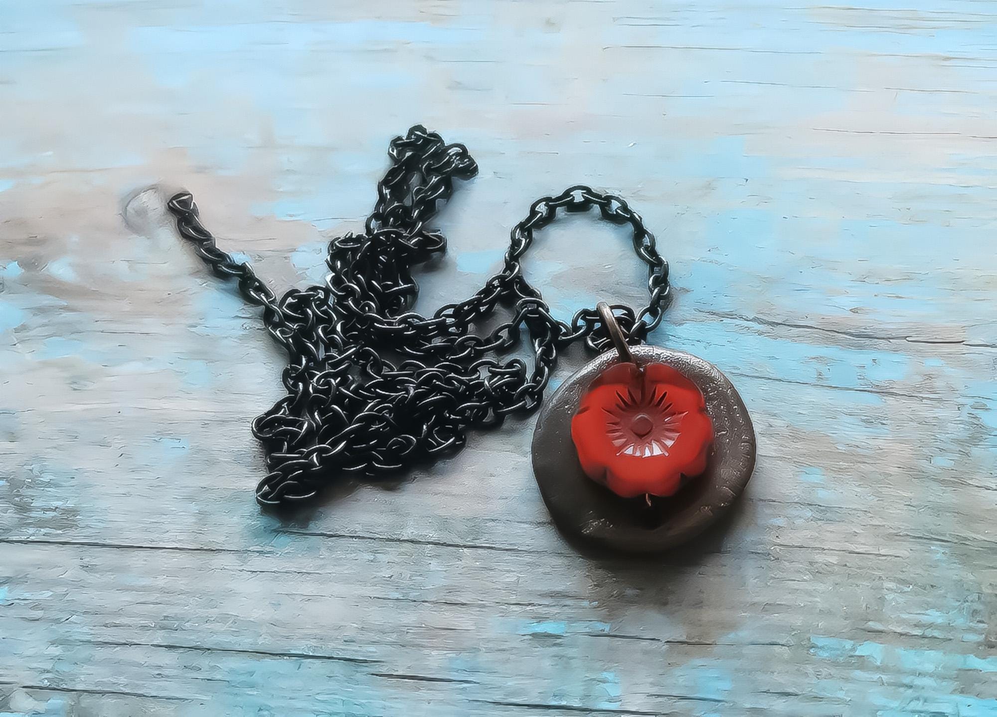 Pendentif vintage fleur orange sur métal ancien