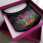Collier Plastron Chat tout en couleurs, découpe laser de plexiglass et résine, tableau laqué