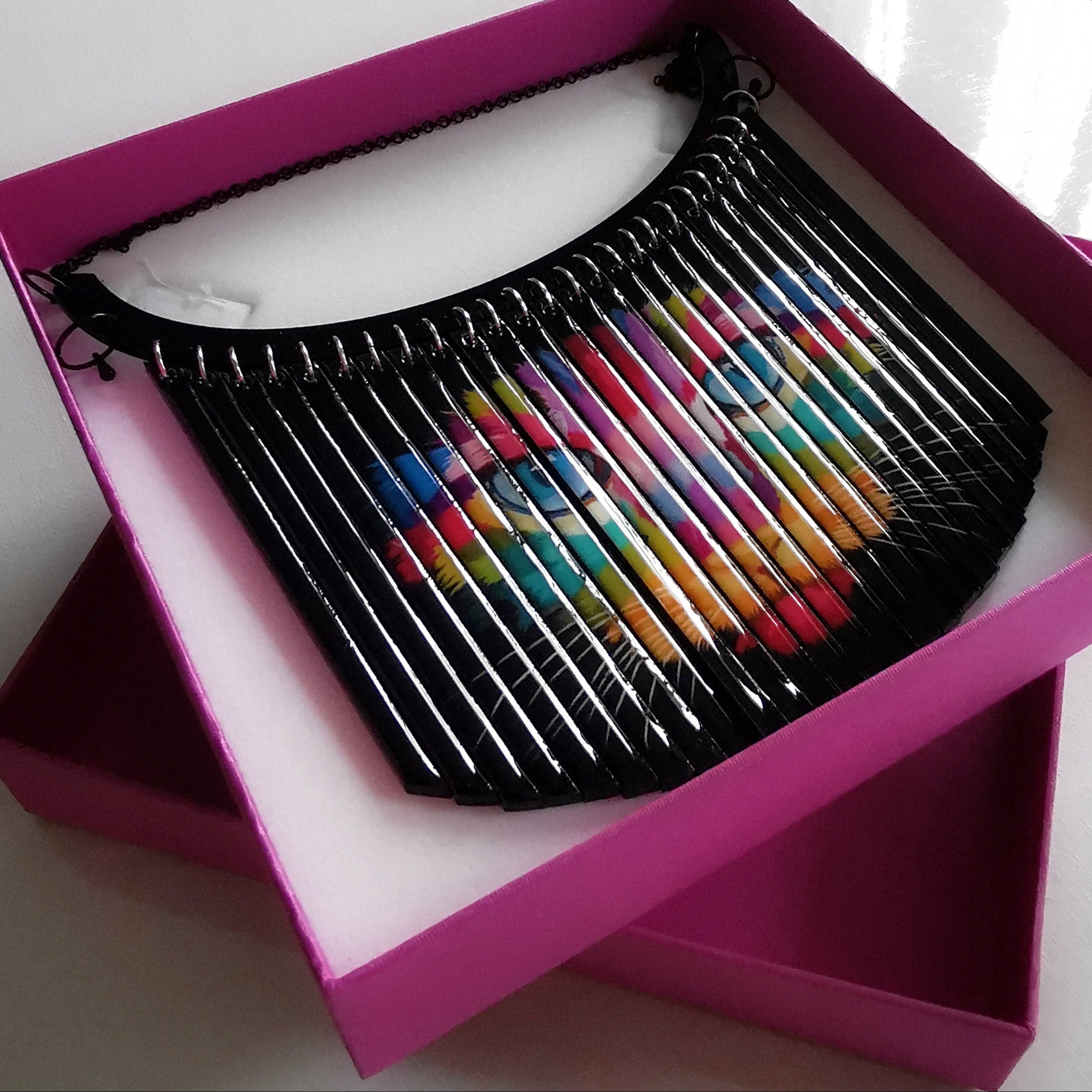 Collier Plastron Chat tout en couleurs, découpe laser de plexiglass et résine, tableau laqué