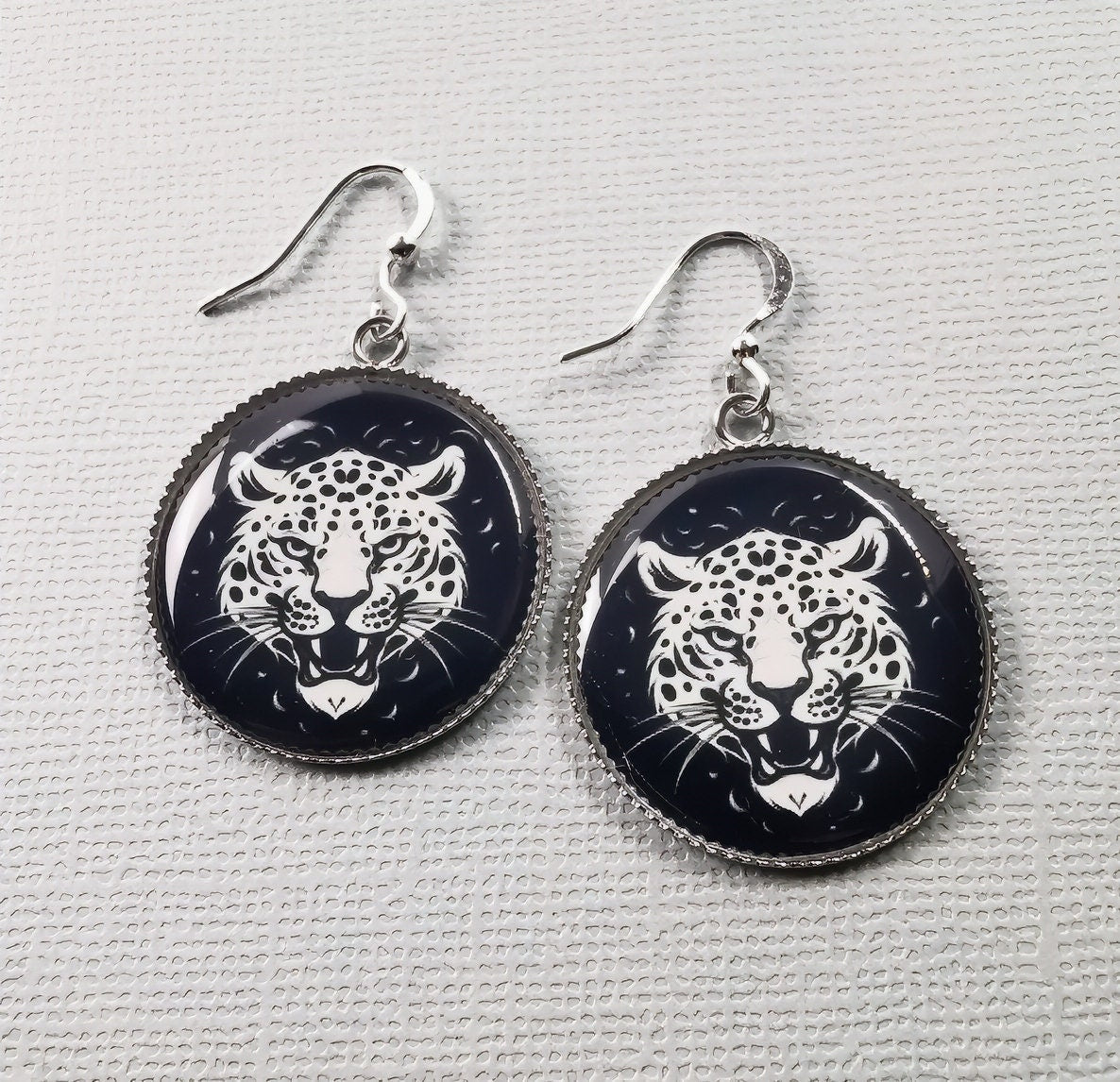 Boucles d'oreilles Panthère sur fonds noir, beauté sauvage
