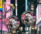 Icône Urbaine en Rose: Boucles d'Oreilles Marilyn Graffiti