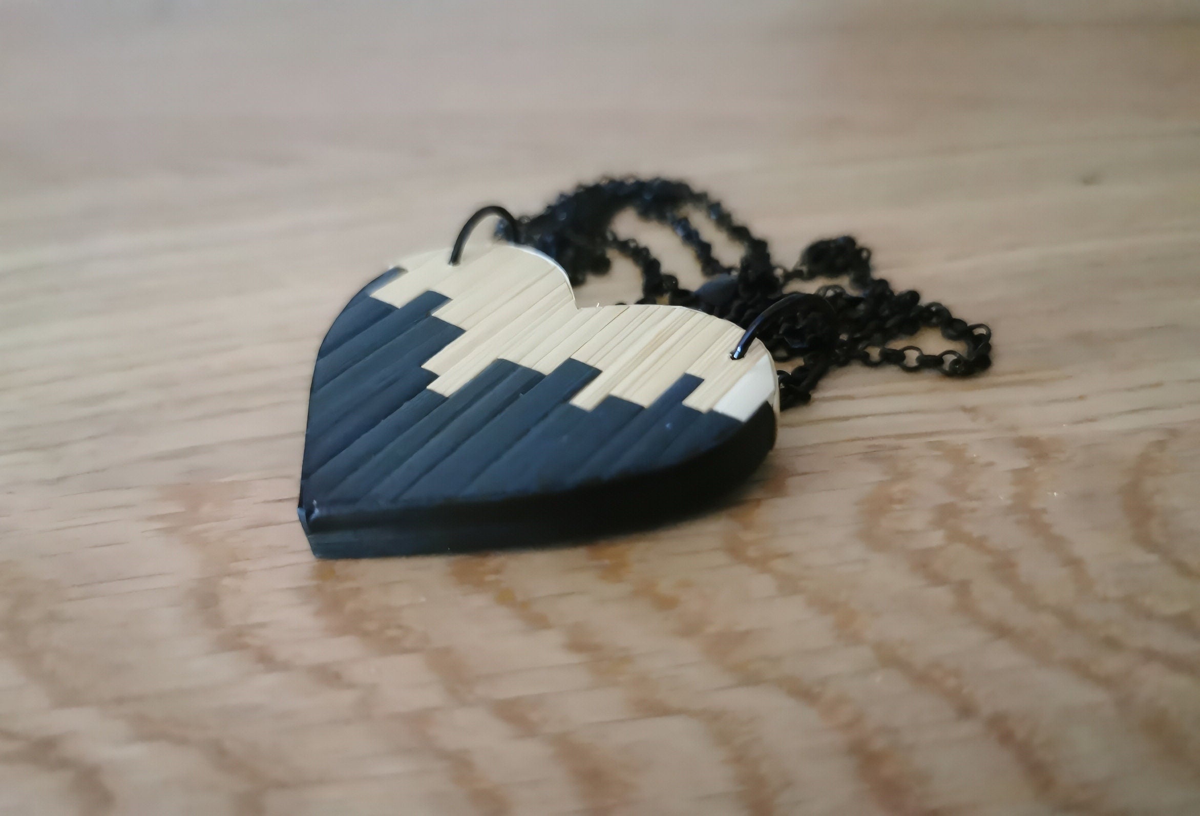 Pendentif en Bois en Forme de Coeur, Marqueterie de Paille Noir et Naturel, Silhouette de Buildings ou Art Abstrait, Découpe Laser de bois