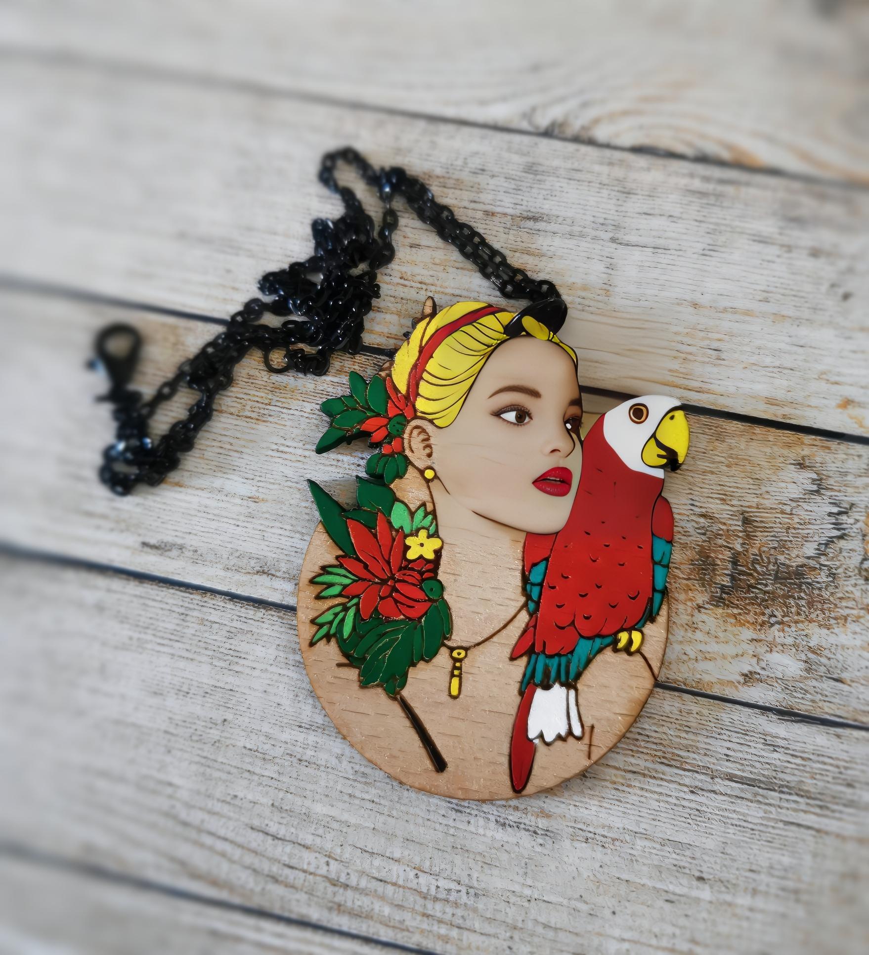 Pendentif gravé et découpé dans l'esprit Frida Kahlo, perroquet sur l'épaule d'une femme