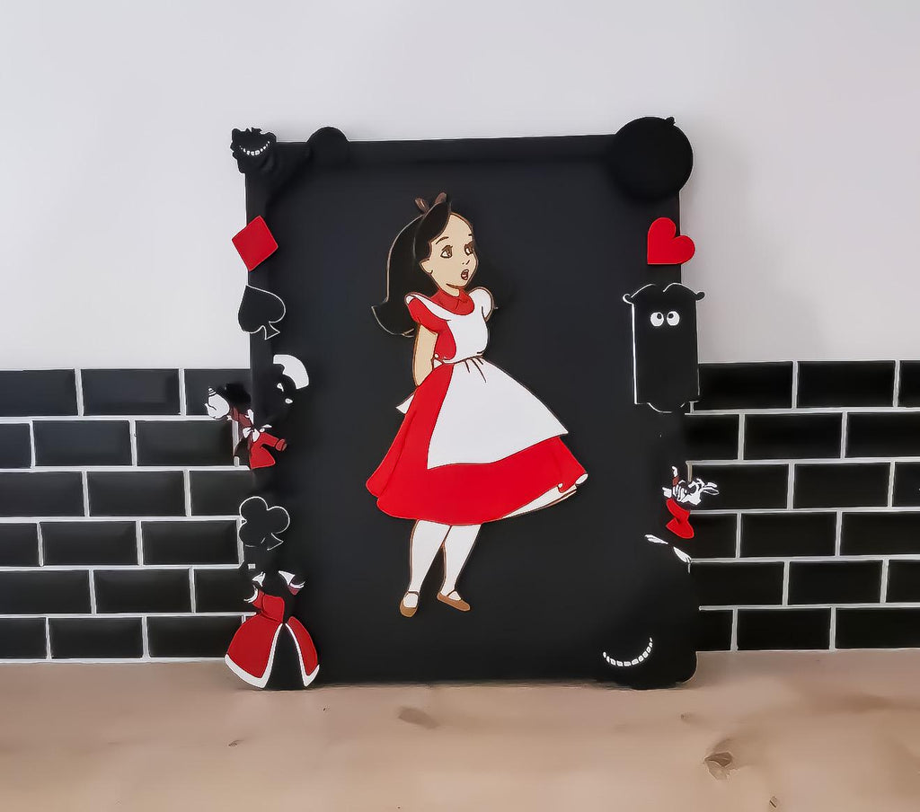 Alice au Pays des Merveilles - Tableau en Bois Découpé - Art Mural Unique