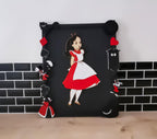 Alice au Pays des Merveilles - Tableau en Bois Découpé - Art Mural Unique
