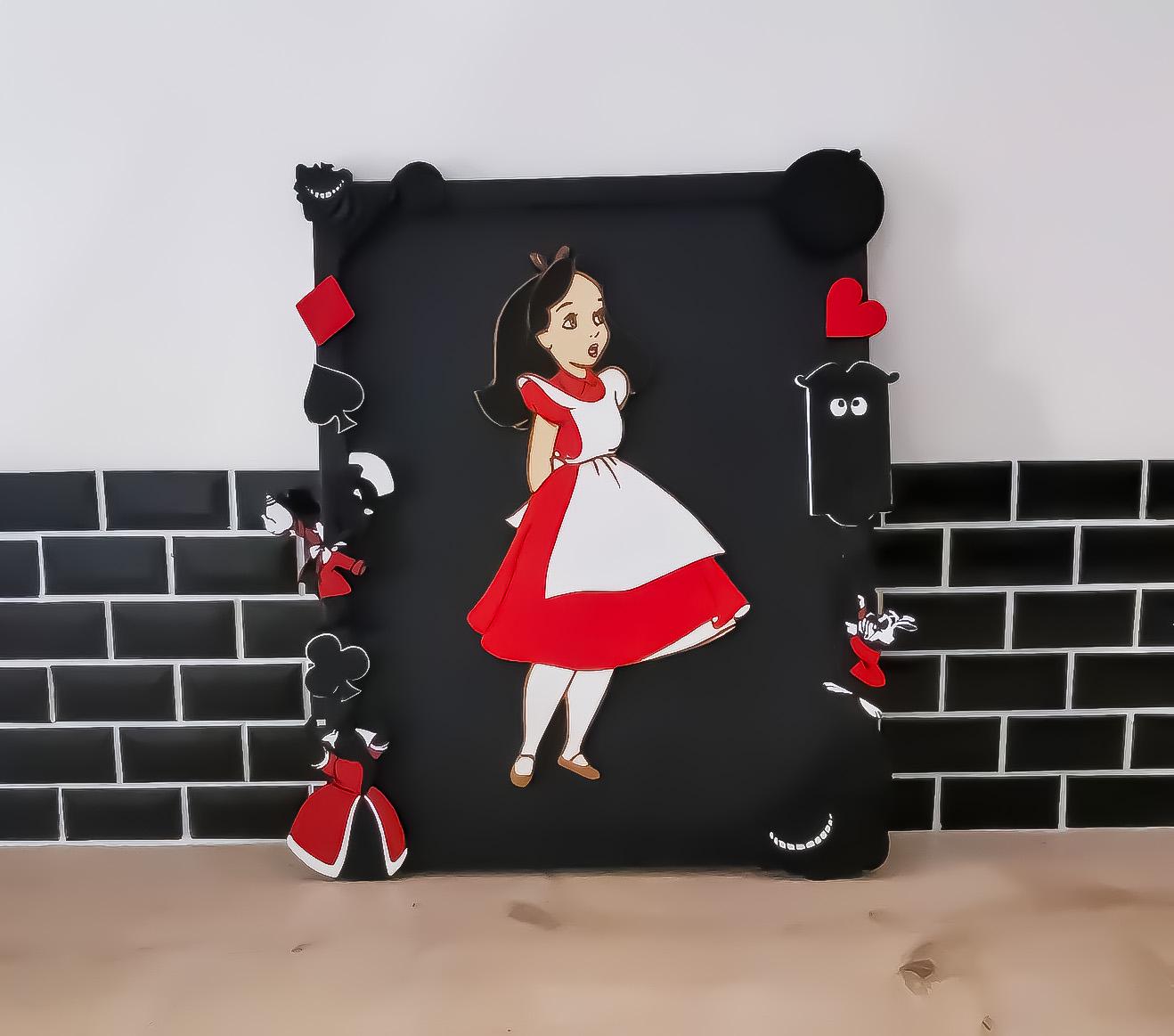 Alice au Pays des Merveilles - Tableau en Bois Découpé - Art Mural Unique