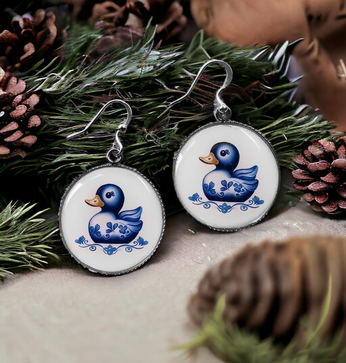 Douceur Nautique: Boucles d'Oreilles Canard en Faïence