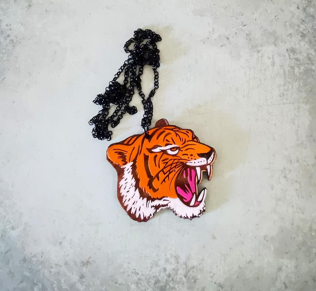 Pendentif Tigre façon old school tattoo, découpe laser de bois
