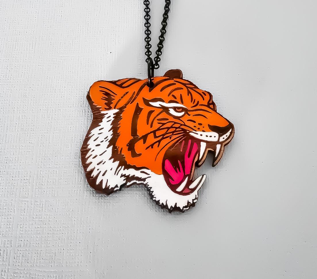 Pendentif Tigre façon old school tattoo, découpe laser de bois