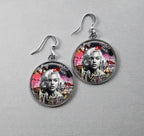 Icône Urbaine en Rose: Boucles d'Oreilles Marilyn Graffiti