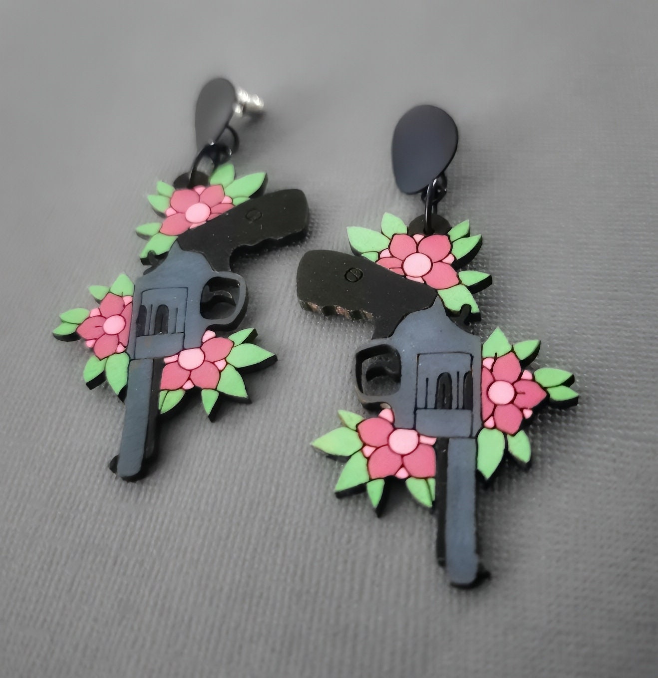 Boucles d'oreilles Pistolet et Fleurs, découpe laser sur bois, style tatouage