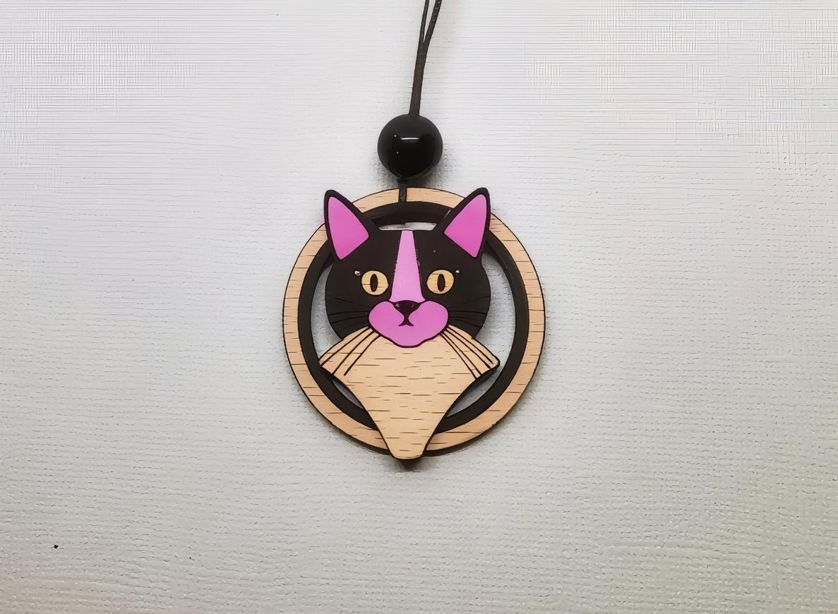 Pendentif Chat, découpe laser de bois, chaton noir, accessoire éco-responsable, bijou original.