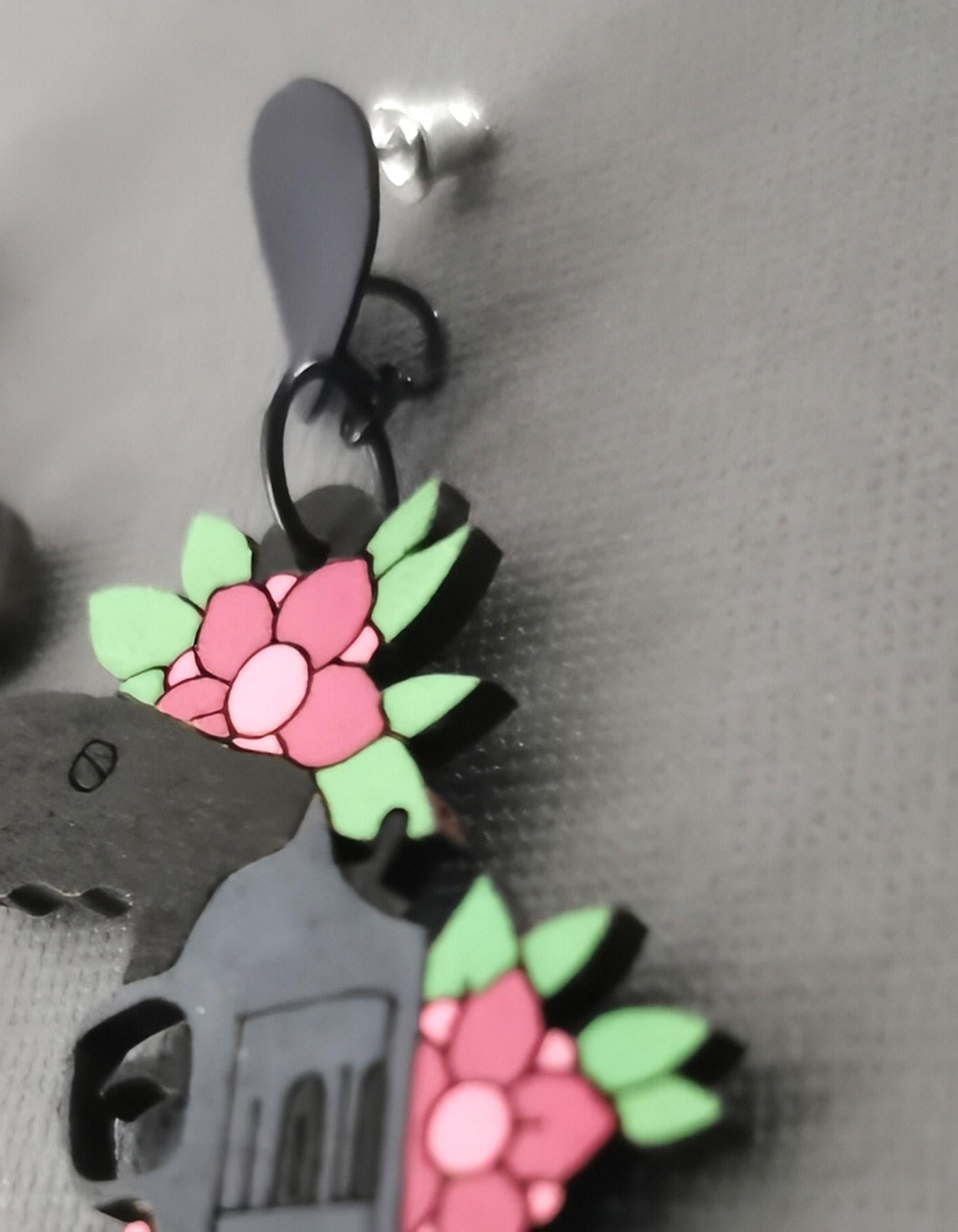 Boucles d'oreilles Pistolet et Fleurs, découpe laser sur bois, style tatouage