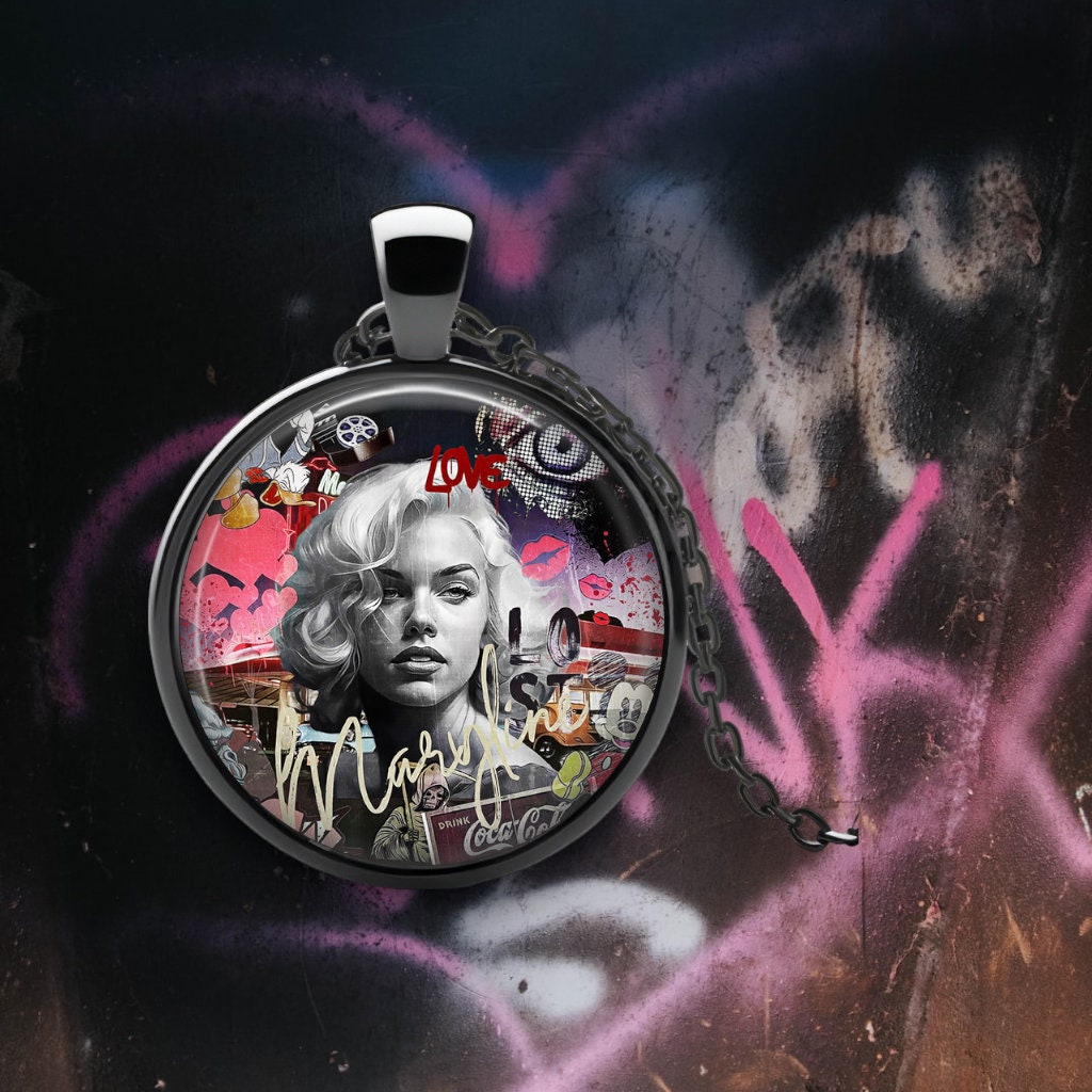 Glamour Urbain: Pendentif Marilyn en Nuances de Rose