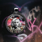 Glamour Urbain: Pendentif Marilyn en Nuances de Rose