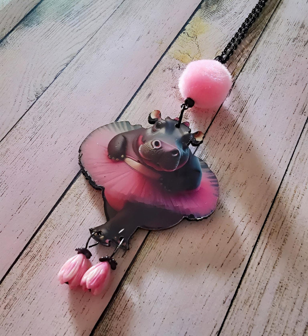 Pendentif Fantaisie Hippopotame en Tutu – Bijou Humour & Tendresse en Bois Découpé au Laser, Perles Roses et Pompon